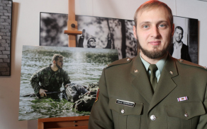 Čet. Jakub Hendrych se svou fotografií z kalendáře.