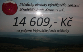 Symbolický šek od SOVZ Hradiště věnovaný Vojenskému fondu solidarity.