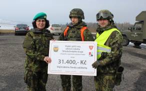 Brig.gen. Lenka Šmerdová přebírá symbolický šek z rukou velitele roty mjr. Roberta Speychala a vedoucího praporčíka nrtm. Petra Švihovce.