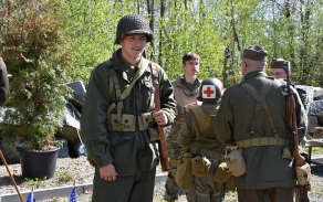 Na místě nechyběli ani fanoušci vojenské historie v dobových uniformách. Foto: Příbramský deník