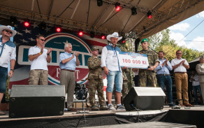 Předání symbolického šeku Vojenskému fondu solidarity. Foto: Lada Kolesárová