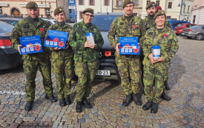 Díky podpoře dobrovolníků sbírka letos poprvé proběhla i v několika posádkových městech.
