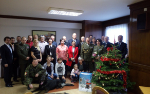 Společné foto u stromečku. Vánoční nadílky se zúčastnili i členové výboru Vojenského fondu solidarity.
