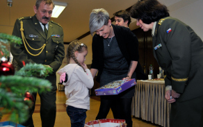 Brigádní generálka Lenka Šmerdová a hlavní organizátor této akce, 1. místopředseda Sdružení válečných veteránů Ladislav Sornas při předávání vánočních dárků dětem.