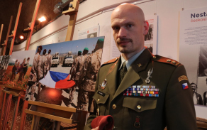 Pplk. Ivo Zelinka a vítězná „prosincová“ fotografie (Wardak, 2011).