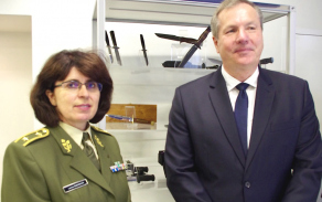 Předsedkyně výboru Vojenského fondu solidarity generálka Šmerdová a ředitel firmy Mikov Ježek.
