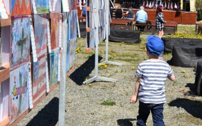 Všechny obrázky z výtvarné soutěže žáků základních škol byly společně vystaveny a v závěru akce i úspěšně vydraženy. Foto: Příbramský deník