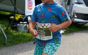 S ubíhajícími metry se dav postupně trhá... 