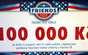 Symbolický šek v hodnotě 100.000,-Kč. Děkujeme!