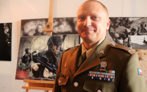 Duben v kalendáři patří fotografii četaře Milana Valdy.