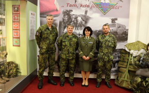 Předsedkyně výboru VFS brig.gen. Lenka Šmerdová s velitelem 41. mpr pplk. Stanislavem Kočicou, zástupcem velitele 4. brn plk.gšt. Janem Štěpánkem a vrchním praporčíkem 41. mpr prap. Františkem Němcem.