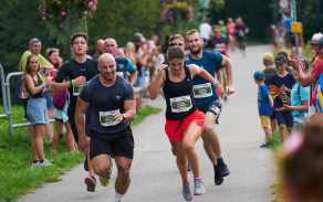 Z fotografie se může zdát, že běh na 5 km je záležitost společenská a radostná...