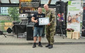 Z rukou organizátora běhu rtn. Jiřího Omaníka převzal plk.gšt. Jaroslav Knichal symbolický šek s krásnou částkou, což si žádalo také náležitou dokumentaci...