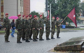Někteří běžci se na své trase zastavili u památníku a pietních míst, aby si připomněli památku svých kolegů a kamarádů.