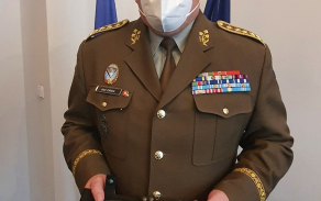 Náčelník Generálního štábu AČR armádní generál Aleš Opata s nožem Storm.
