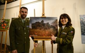 Cenu za vítěznou fotografii převzal za desátníka Reitspiese jeho velitel roty kapitán Žák