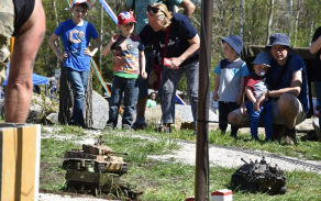 Modely vojenské techniky zaujaly děti i jejich rodiče. Foto: Příbramský deník