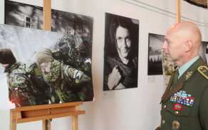 Vítězné fotografie si prohlédl i velitel speciálních sil brigádní generál Pavel Kolář.