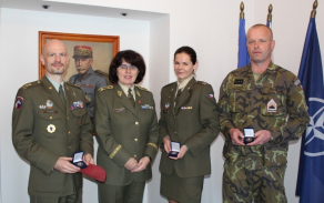 Brigádní generálka Lenka Šmerdová ocenila nejúspěšnější fotografy.