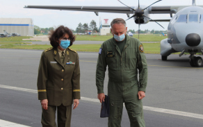 Předsedkyně VFS generálka Lenka Šmerdová a velitel kbelské základny plukovník Martin Nezbeda.