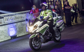 Šek na 120 tisíc korun převzala od organizátora a zakladatele FMX Gladiator Games Marka Rejmana předsedkyně Vojenského fondu solidarity brigádní generálka Lenka Šmerdová.  Foto: Jan Altner, FMX Gladiator Games a plk. Magda Dvořáková.