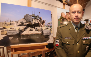 „Dubnová“ fotografie a její autor kapitán Oldřich Trtílek z Centra vojenské kynologie Chotyně.
