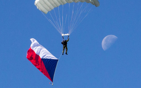 Česká vlajka na ostravském nebi.
