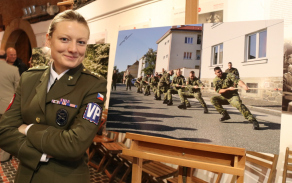 „Srpen“ a autorka fotografie npor. Nikola Hájková.