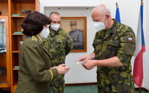 V rámci setkání předání odznak pravidelného dárce plukovníku Tršovi...Foto: prap. Petr Dohnal