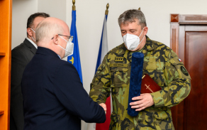 Armádní generál Aleš Opata ocenil člena vedení společnosti Aramark s.r.o. Petra Linku.
