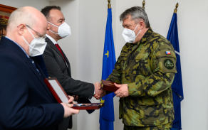 Armádní generál Aleš Opata ocenil generálního ředitele společnosti Aramark s.r.o. Vladimíra Staňka.