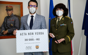 Brigádní generálka Lenka Šmerdová a obchodní ředitel ANV Knives s.r.o. Viktor Zuska.