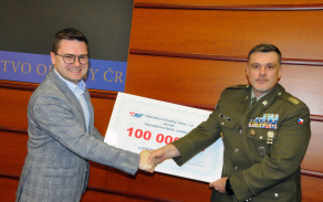 Nadpraporčík Lubomír Volný převzal jménem Vojenského fondu solidarity od ředitele VTÚ symbolický šek.