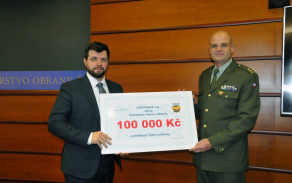 Státní podnik LOM Praha věnuje fondu rovných 100tisíc korun. Symbolický šek převzal podplukovník Vladimír Hodousek.