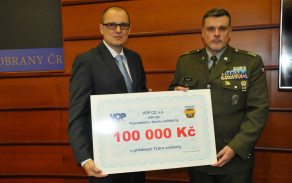 Symbolický šek na 100 tisíc předal Vojenskému fondu solidarity státní podnik VOP CZ.