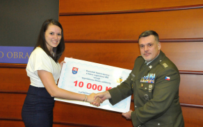 Kancelář Sekce správy řízení organizací MO vybrala na Vojenský fond solidarity 10 tisíc korun. Šek předala náměstkyně Kateřina Blažková.