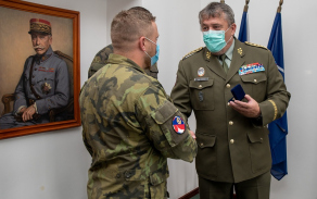 Armádní generál Aleš Opata ocenil rotmistra Jiřího Omaníka mincí a certifikátem Laudi Memorabilis.
