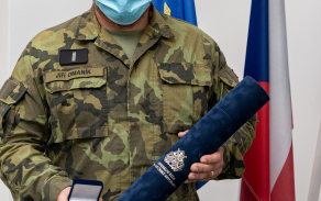 Rotmistr Jiří Omaník byl oceněn mincí a certifikátem Laudi Memorabilis.