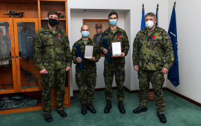 Společná fotografie našich hrdinů s náčelníkem Generálního štábu AČR armádním generálem Alešem Opatou a vrchním praporčíkem AČR štábním praporčíkem Peterem Smikem.