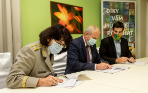 Smlouvu podepsali brigádní generálka Lenka Šmerdová, Josef Diessl a Jakub Líčka.