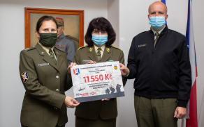 Štábní praporčík Bohumil Honek a praporčice Iveta Dušková předali generálce Lence Šmerdové symbolický šek.