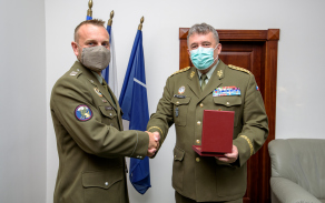 Ocenění předal prap. Františku Němcovi osobně náčelník Generálního štábu AČR armádní generál Aleš Opata.