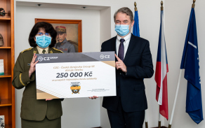 Brigádní generálka Lenka Šmerdová převzala od prezidenta společnosti CZG - Česká zbrojovka Group Lubomíra Kovaříka šek v hodnotě 250 tisíc korun.