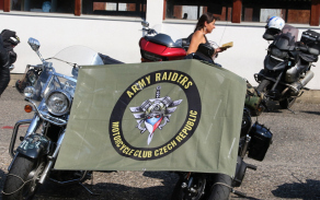Akce se zúčastnila i celá řada současných a bývalých vojáků - motorkářů.