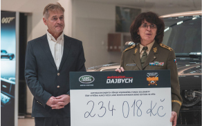 Předsedkyně výboru Vojenského fondu solidarity přebírá šek na 234 018 korun od Petra Dajbycha