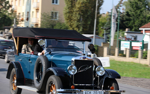 Brigádní generálka Lenka Šmerdová na akci dorazila v krásném veteránu Škoda.Kolona byla dlouhá stovky metrů