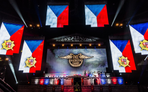 Nad hlavním pódiem zavlály české vlajky. Foto: FMX Gladiator Games .
