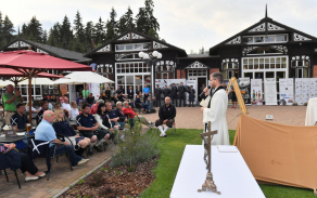 Za padlé československé letce RAF, kteří se nedožili osvobození, se konala vzpomínková bohoslužba.