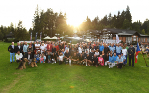 Skupinové foto všech účastníků golfového turnaje, kteří přispěli do Vojenského fondu solidarity a vyjádřili tak našim vojákům svoji osobní podporu.
