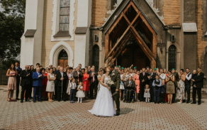 Společné foto novomanželů a svatebčanů před kostelem Nejsvětějšího srdce Ježíšova v Českém Těšíně.